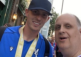 Gana la Supercopa inglesa y paga una ronda de mil libras en bebida a sus aficionados