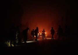 Bomberos durante las labores de extinción de un incendio forestal en Pontevedra.