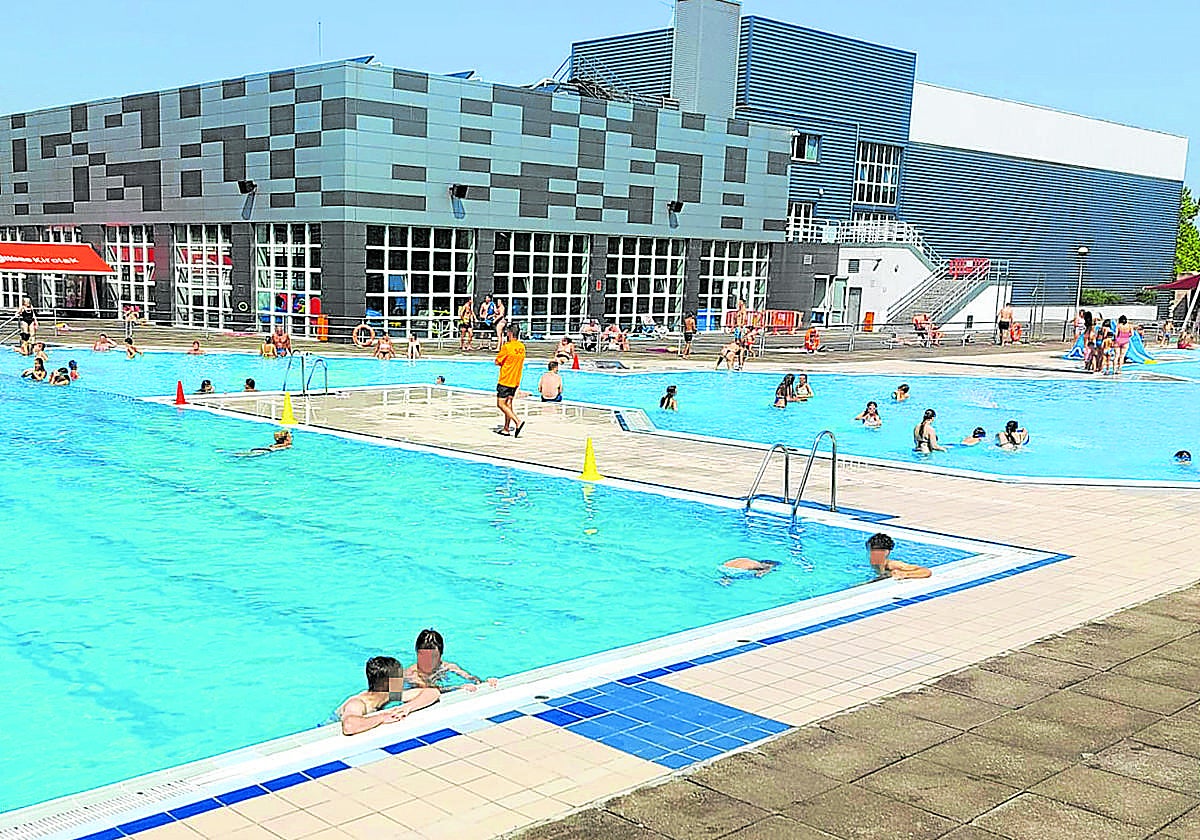 Numerosos bañistas disfrutan ayer del día de sol en las piscinas de El Fango, en Rekalde.
