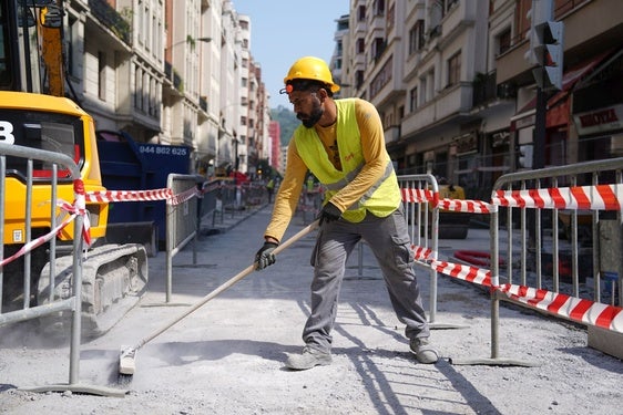 Un operario realiza labores en las obras de la calle Máximo Aguirre de Bilbao.