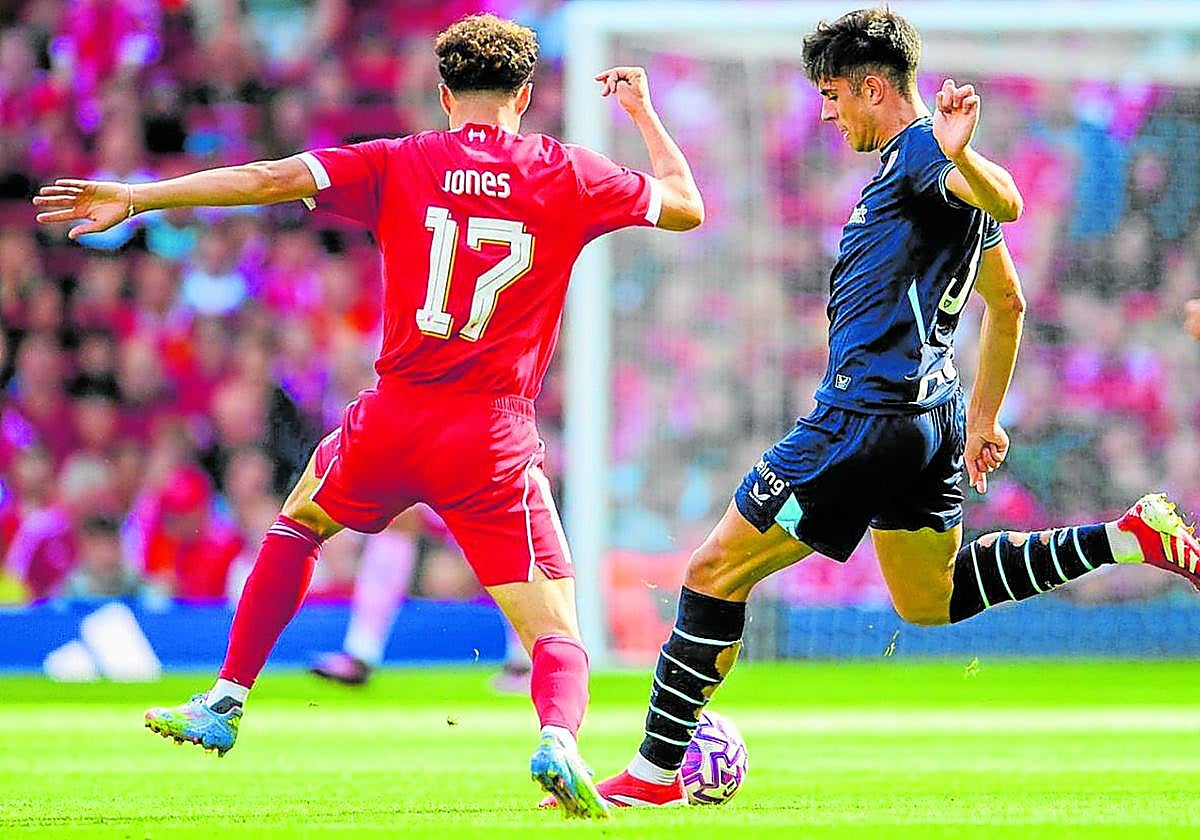 Rego saca el balón jugando desde atrás en el primer duelo ante el Liverpool.