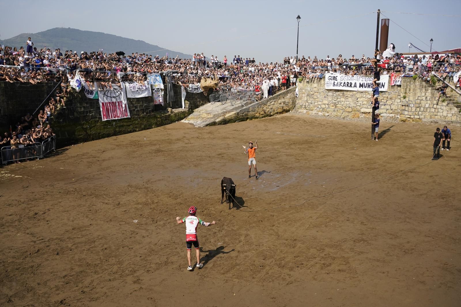 Las mejores imágenes de la &#039;sokamuturra&#039; del Puerto Viejo de Getxo