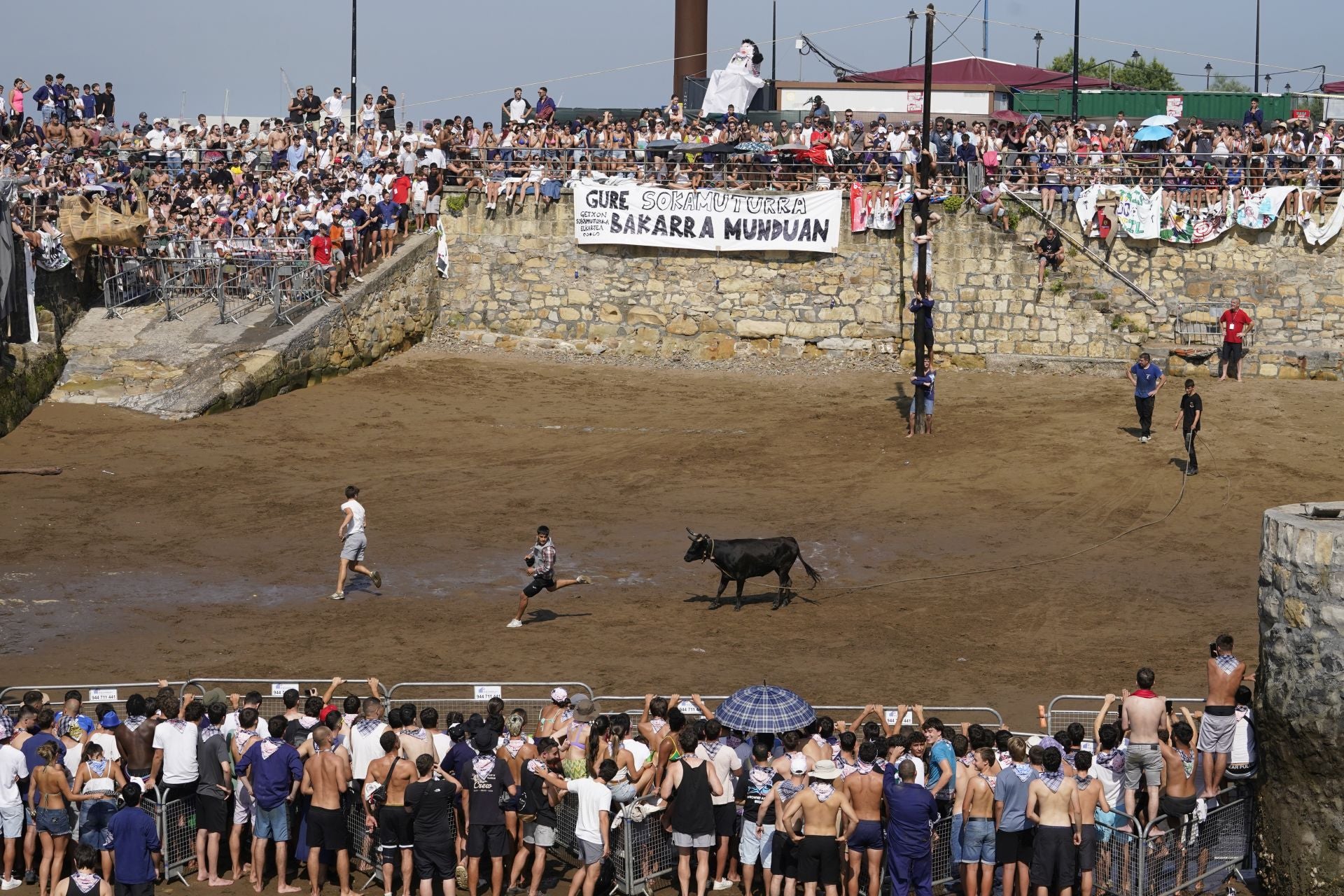 Las mejores imágenes de la &#039;sokamuturra&#039; del Puerto Viejo de Getxo
