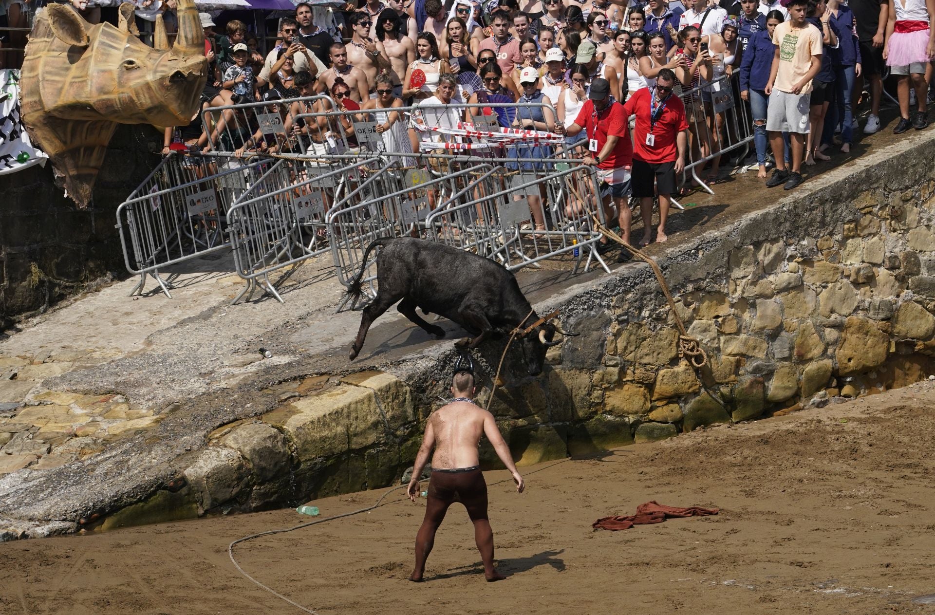 Las mejores imágenes de la &#039;sokamuturra&#039; del Puerto Viejo de Getxo