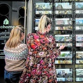 Dos mujeres observan el escaparate de una inmobiliaria. Estas han canalizado en vivienda usada ocho de cada diez ventas.