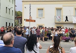 Más de un centenar de vecinos de diferentes municipios de la Cuadrilla de Añana se congregaron en el acto de apoyo a la familia de la víctima.