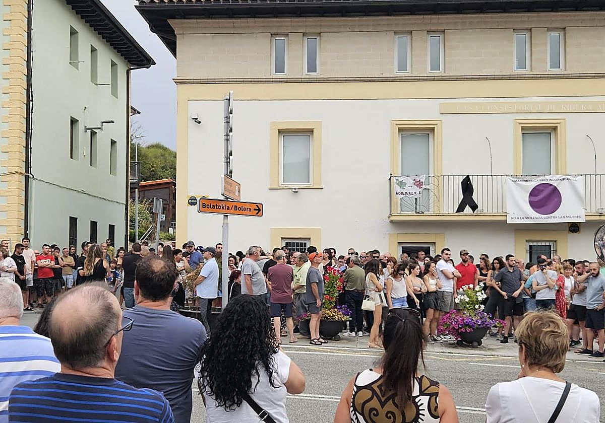 Más de un centenar de vecinos de diferentes municipios de la Cuadrilla de Añana se congregaron en el acto de apoyo a la familia de la víctima.