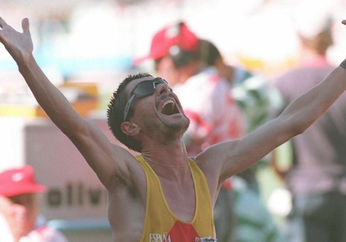 Martín Fiz celebra su victoria en el maratón del campeonato del mundo de 1995.