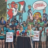 Miembros de la comparsa Luberri se concentraron frente al Teatro Arriaga.