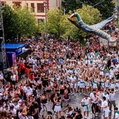 La bajada del Iguarrako estuvo más marcada por las mangueras para 'regar' a los vecinos que por el sirimiri que asomó por Amurrio. A la derecha, los pregoneros de las fiestas.