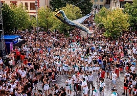 La bajada del Iguarrako estuvo más marcada por las mangueras para 'regar' a los vecinos que por el sirimiri que asomó por Amurrio. A la derecha, los pregoneros de las fiestas.