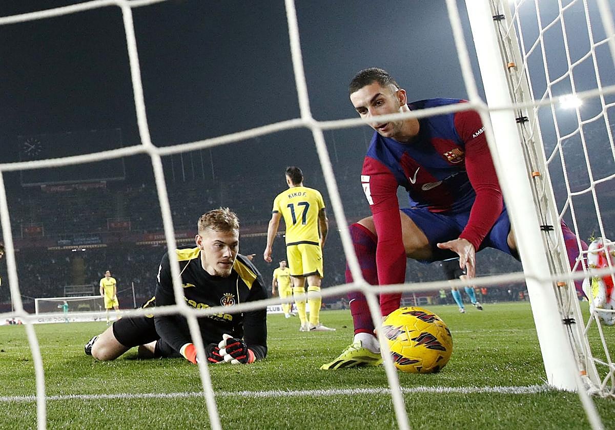 Ferrán Torres saca el balón de la portería del Villarreal en el duelo ante el Barcelona de la temporada pasada.