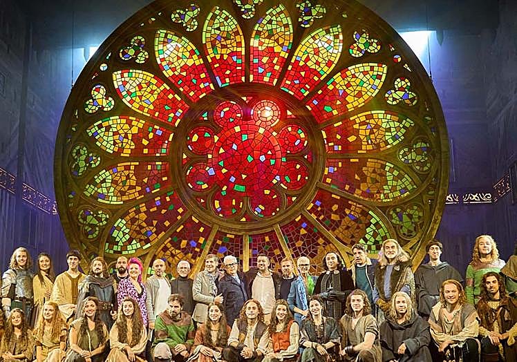 El autor galés visitó el estreno del musical en Madrid y posó junto al elenco.