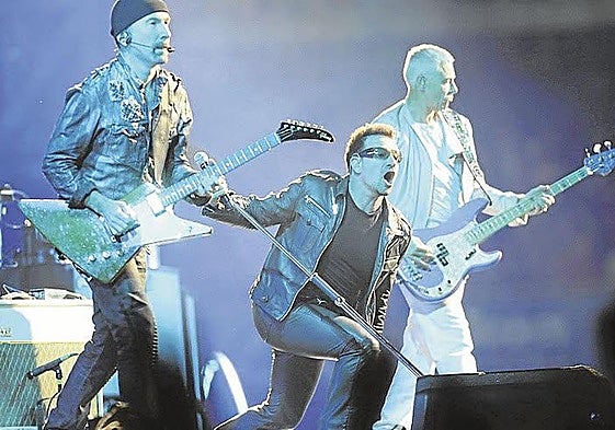 Bono y los guitarristas Edge y Adam Clayton, en el concierto que ofreció en el estadio de Anoeta, San Sebastián, en el año 2010.