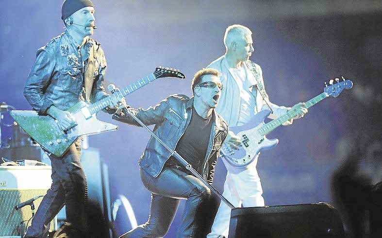 Bono y los guitarristas Edge y Adam Clayton, en el concierto que ofreció en el estadio de Anoeta, San Sebastián, en el año 2010.
