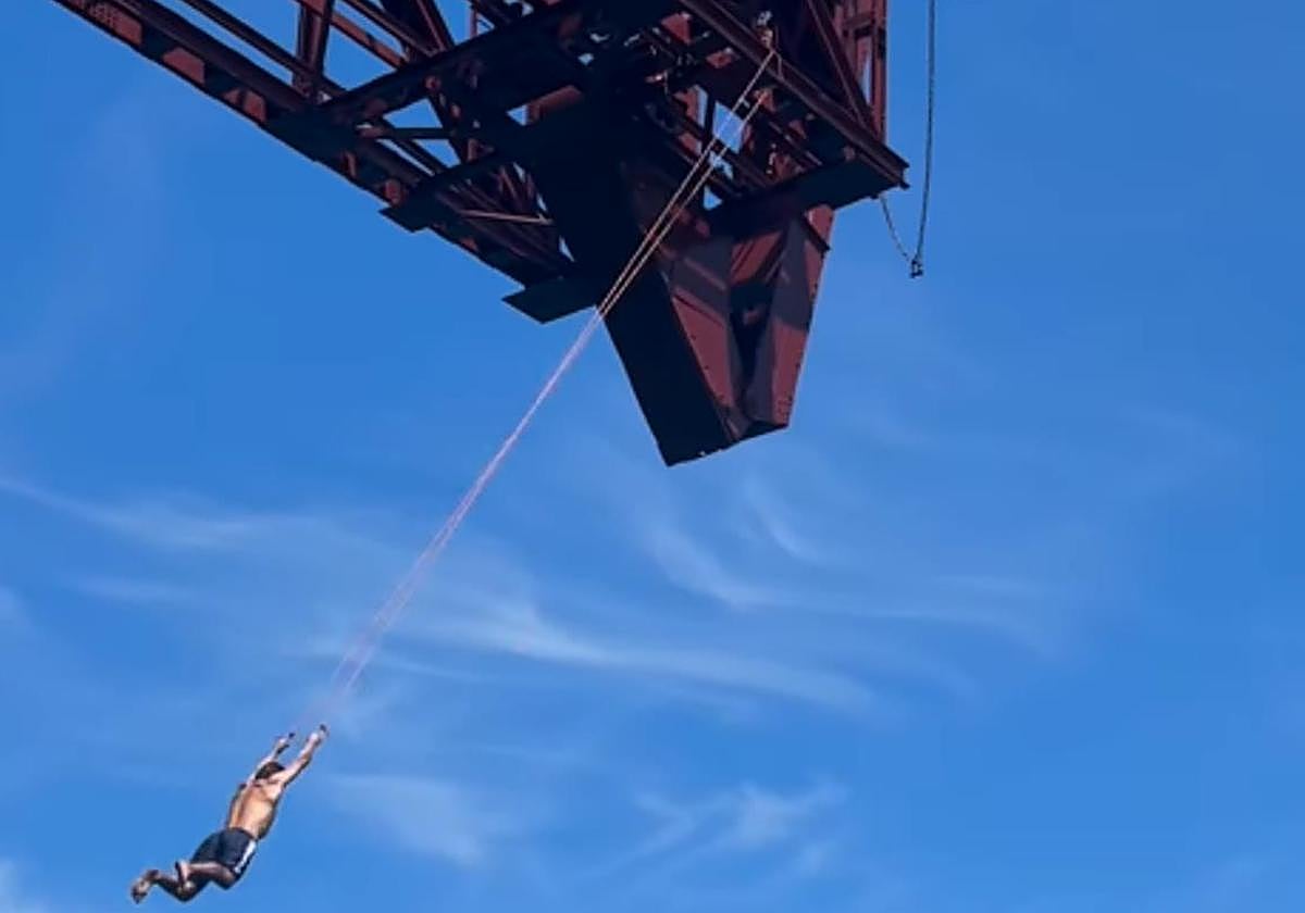 Investigan a un influencer vasco por hacer acrobacias y lanzarse al agua desde el cargadero de Castro, que está en rehabilitación