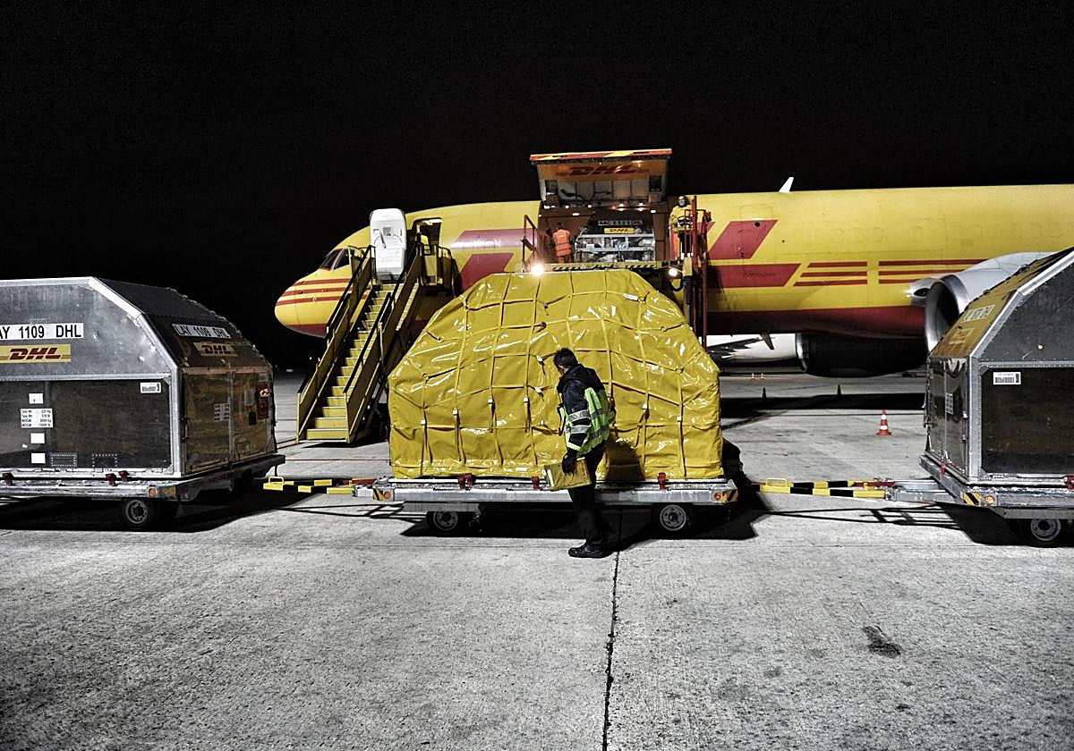 DHL es el principal operador de mercancías en el aeropuerto de Vitoria.