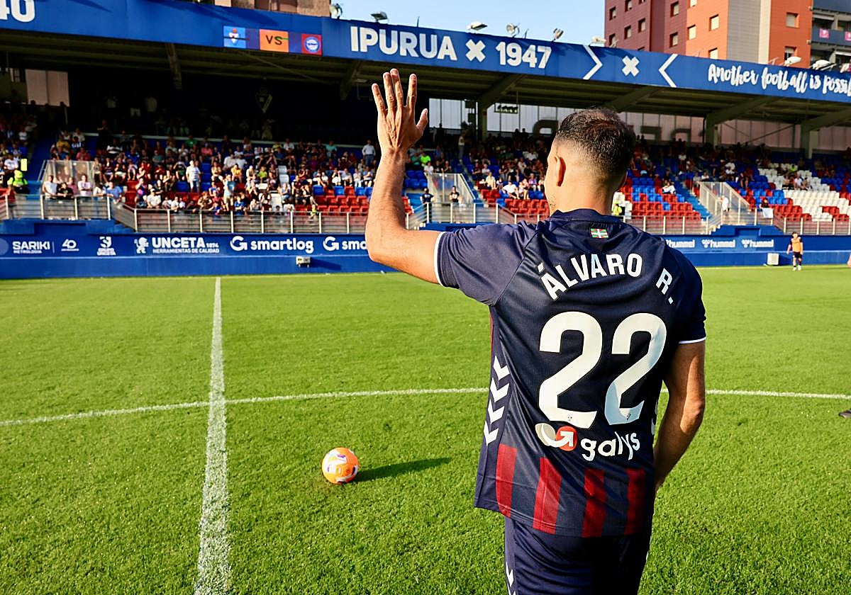 El último de los nueve fichajes, saluda a la afición en Ipurua.