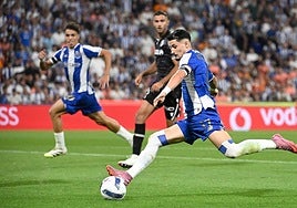 Borja Sainz dispara a puerta en el Oporto-Vitoria Guimaraes.