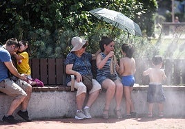 Los bilbaínos se refrescan en plena ola de calor.