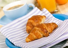 Un trabajador de un supermercado invita a sus compañeros a bollos por su cumpleaños y le despiden por un fallo en los pagos