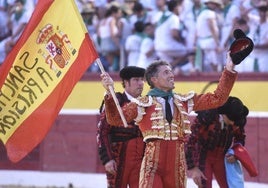 Escribano porta la polémica bandera en Huesca.