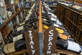 Vinos italianos y españoles expuestos en una tiene de EE UU.