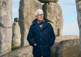 Follett posa en Stonehenge, escenario de la novela que publica en septiembre, 'Circle of Days'.