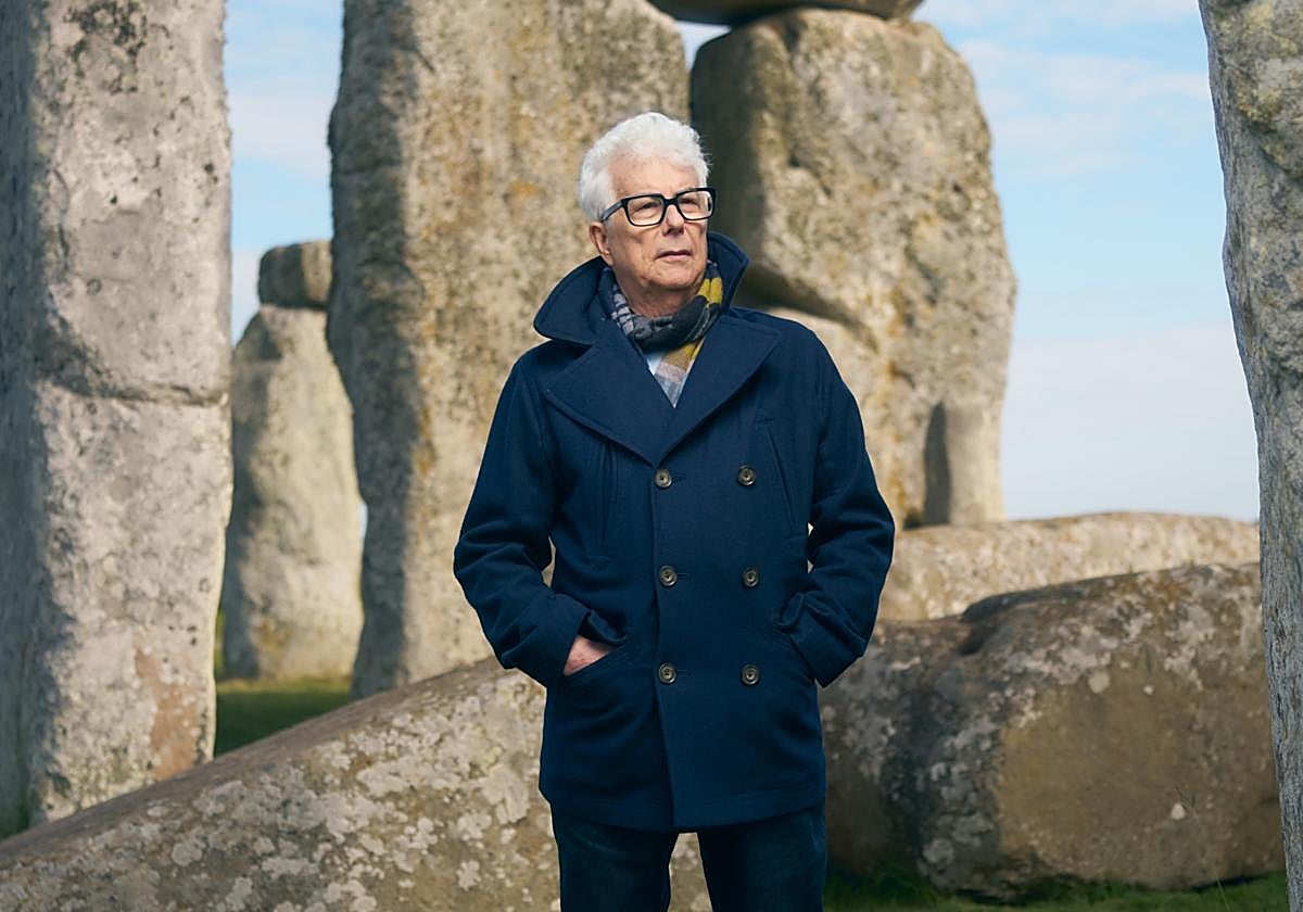 Follett posa en Stonehenge, escenario de la novela que publica en septiembre, 'Circle of Days'.