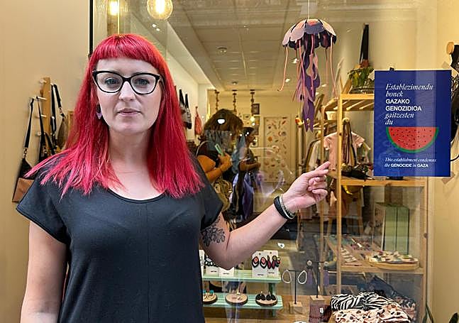 Yaiza Castillero ha pegado el cartel en el escaparate de su tienda de Carnicería Vieja.