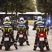 Agentes de la Policía Local patrullan en moto por la calle Dato de Vitoria.
