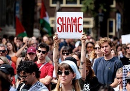 Manifestantes en los Países Bajos protestan contra la hambruna en Gaza. En la pancarta se lee la palabra «vergüenza».