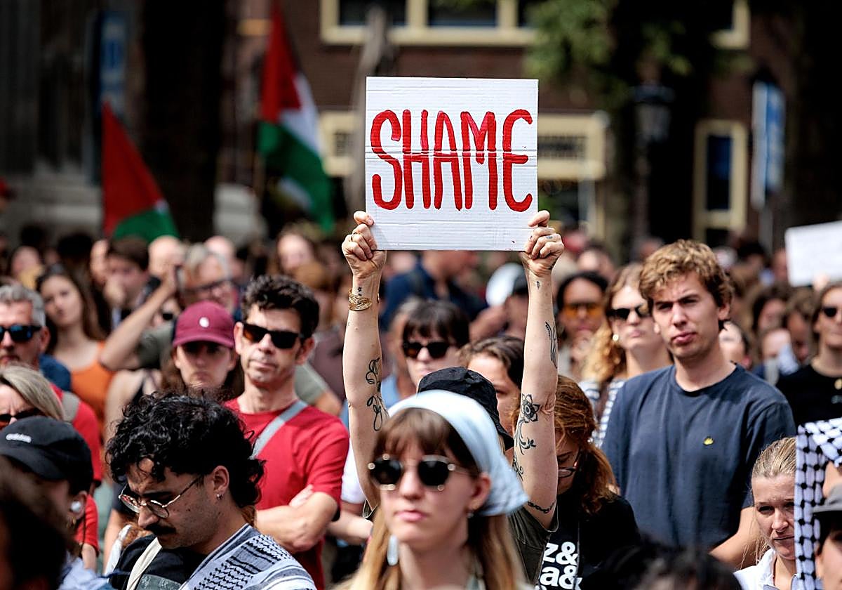 Manifestantes en los Países Bajos protestan contra la hambruna en Gaza. En la pancarta se lee la palabra «vergüenza».