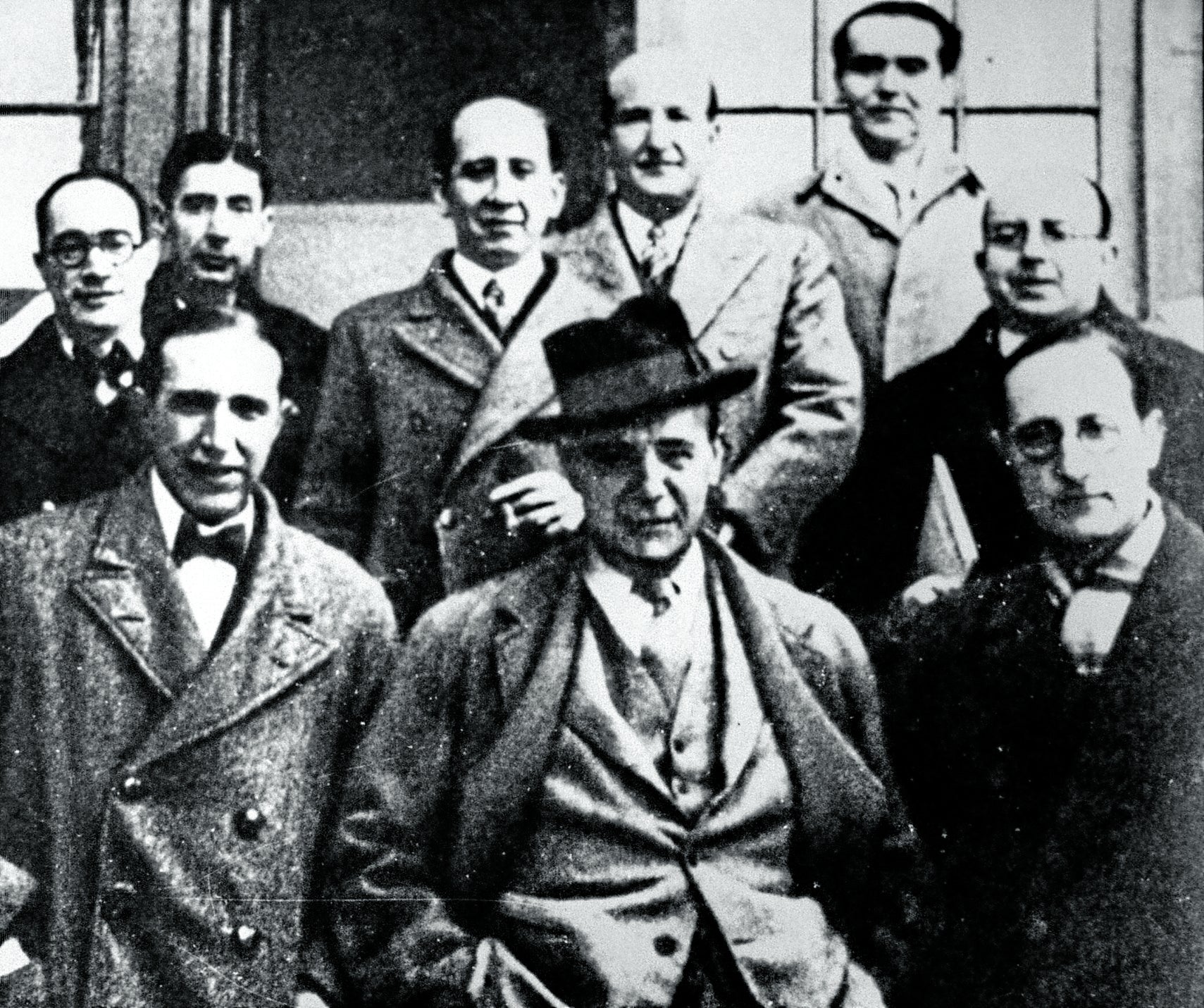 De izquierda a derecha, en primer término: Pedro Salinas, Ignacio Sánchez Mejías y Jorge Guillén. Detrás, de izquierda a derecha: Antonio Marichalar, José Bergamín, Corpus Barga, Vicente Aleixandre, Federico García Lorca y Dámaso Alonso.