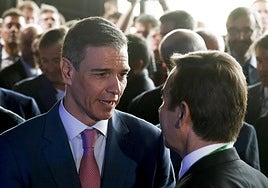 Pedro Sánchez charla con Carlos Torres, presidente de BBVA.