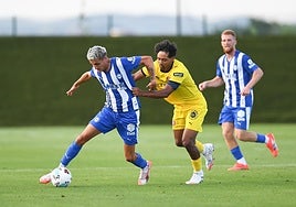 Tenaglia protege el balón durante el amistoso ante el Girona.