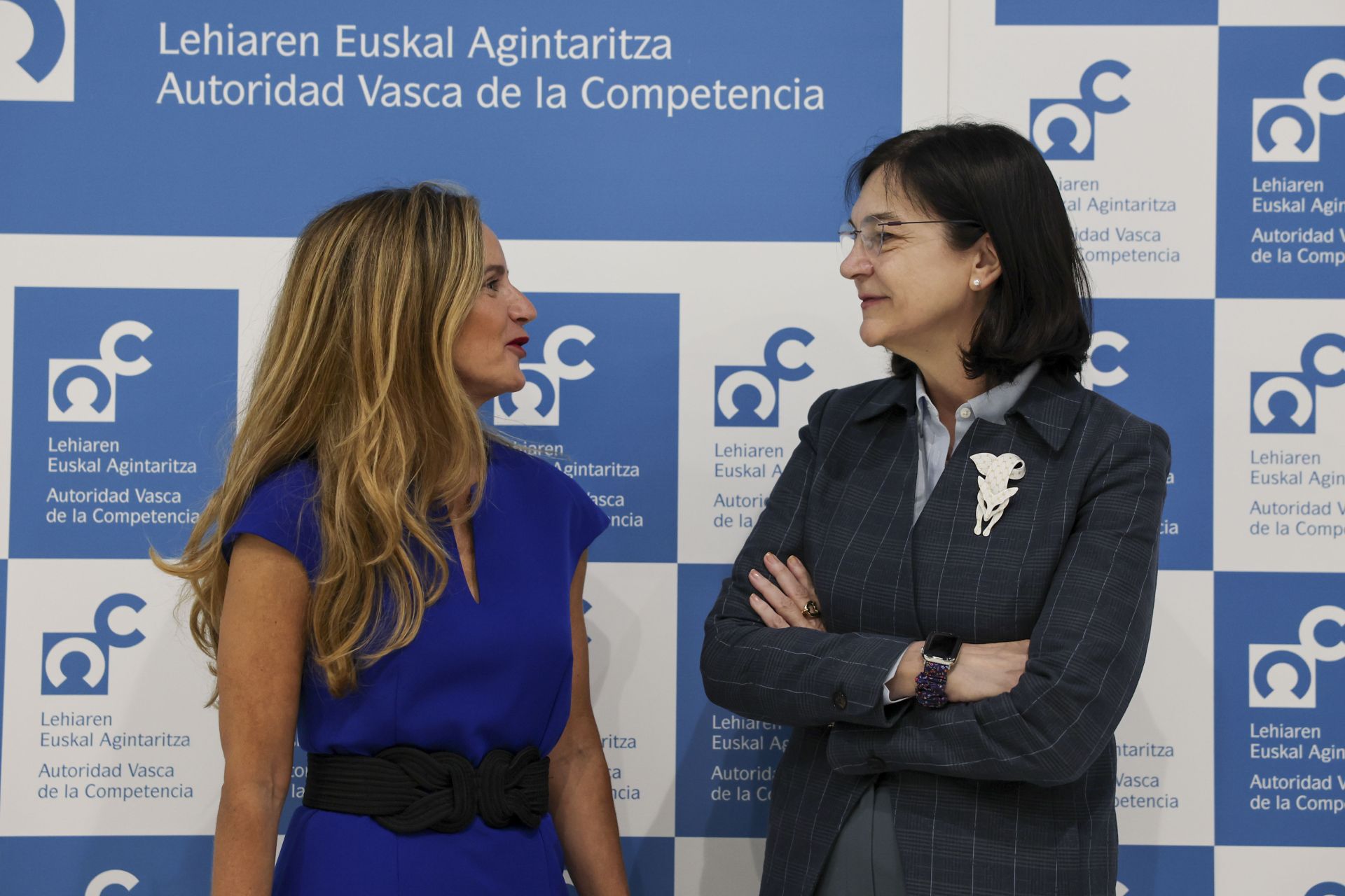 La presidenta de la AVC, Ainara Herce, y la de la CNMC, Cani Fernández