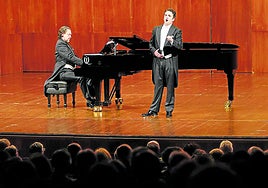 Xabier Anduaga, durante el recital junto al pianista Maciej Pikulski.