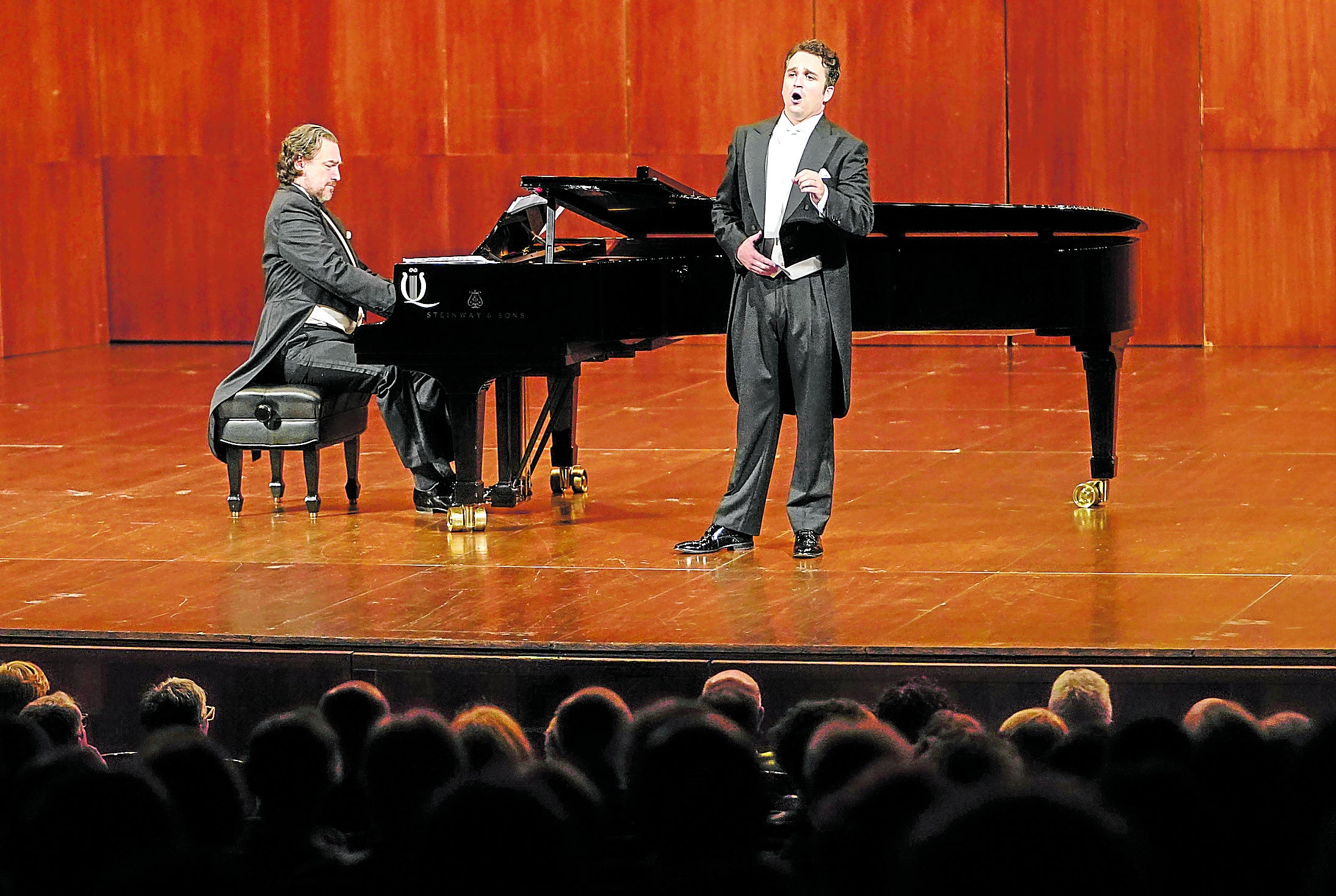 Xabier Anduaga, durante el recital junto al pianista Maciej Pikulski.