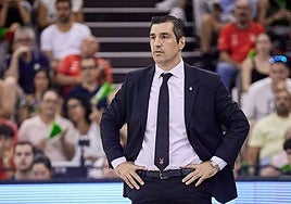 Pablo Pin dirige un encuentro del CB Granada en ACB.