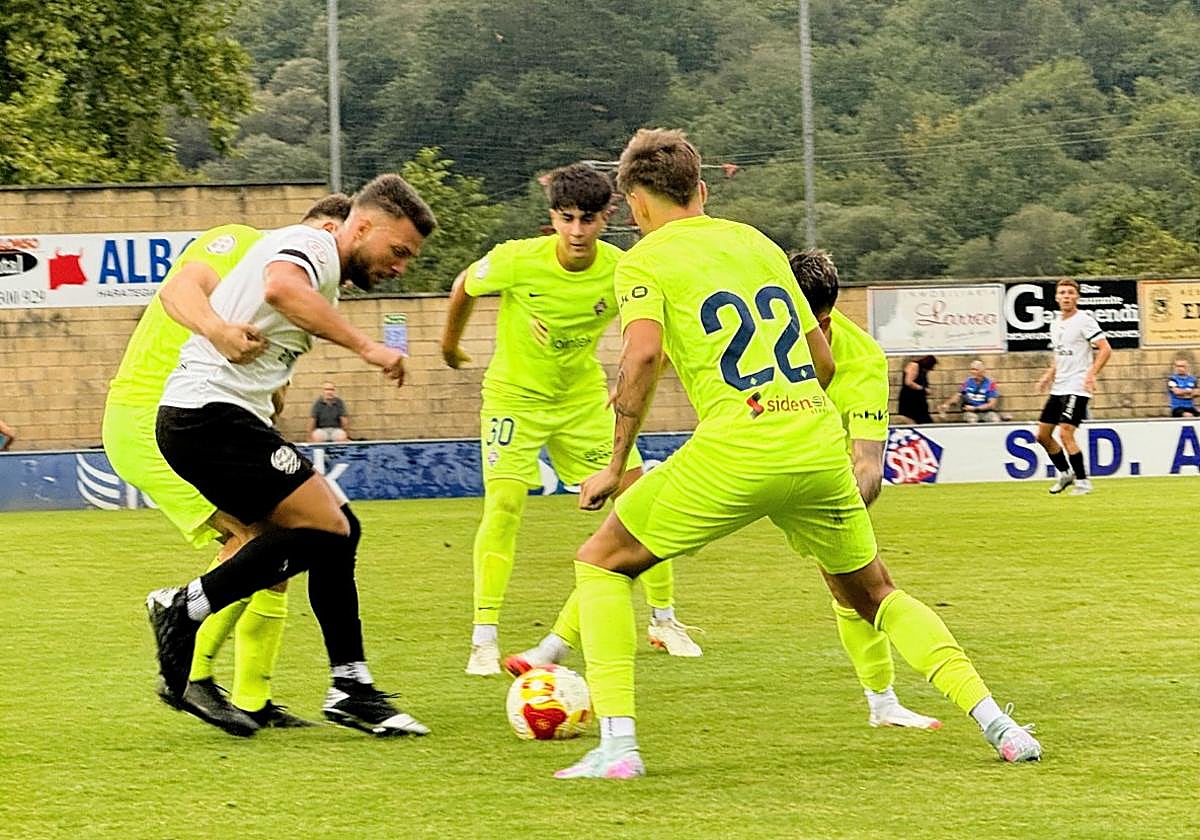 Varios jugadores del Amorebieta presionan a un rival.