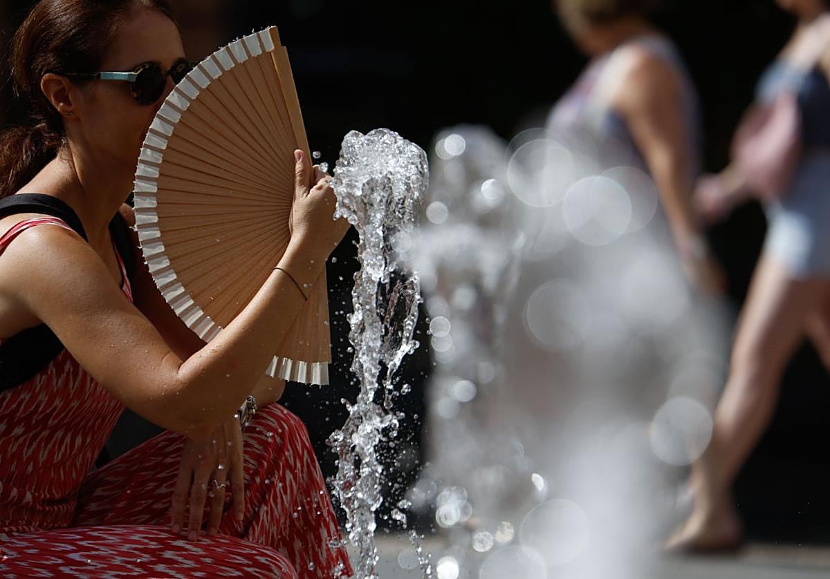 Una mujer se abanica en Córdoba, en una jornada marcada por las altas temperaturas.
