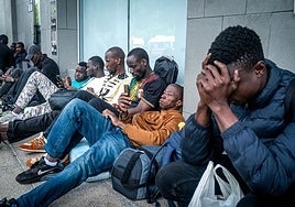 Varios ciudadanos de Malí esperan frente a la comisaría de la Policía Nacional en Vitoria a la espera de una citación.