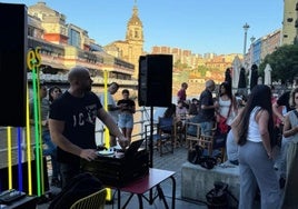 Los locales Medikopa y Rivanostra, en el Muelle Marzana, organizan tardeos durante la Semana Grande.