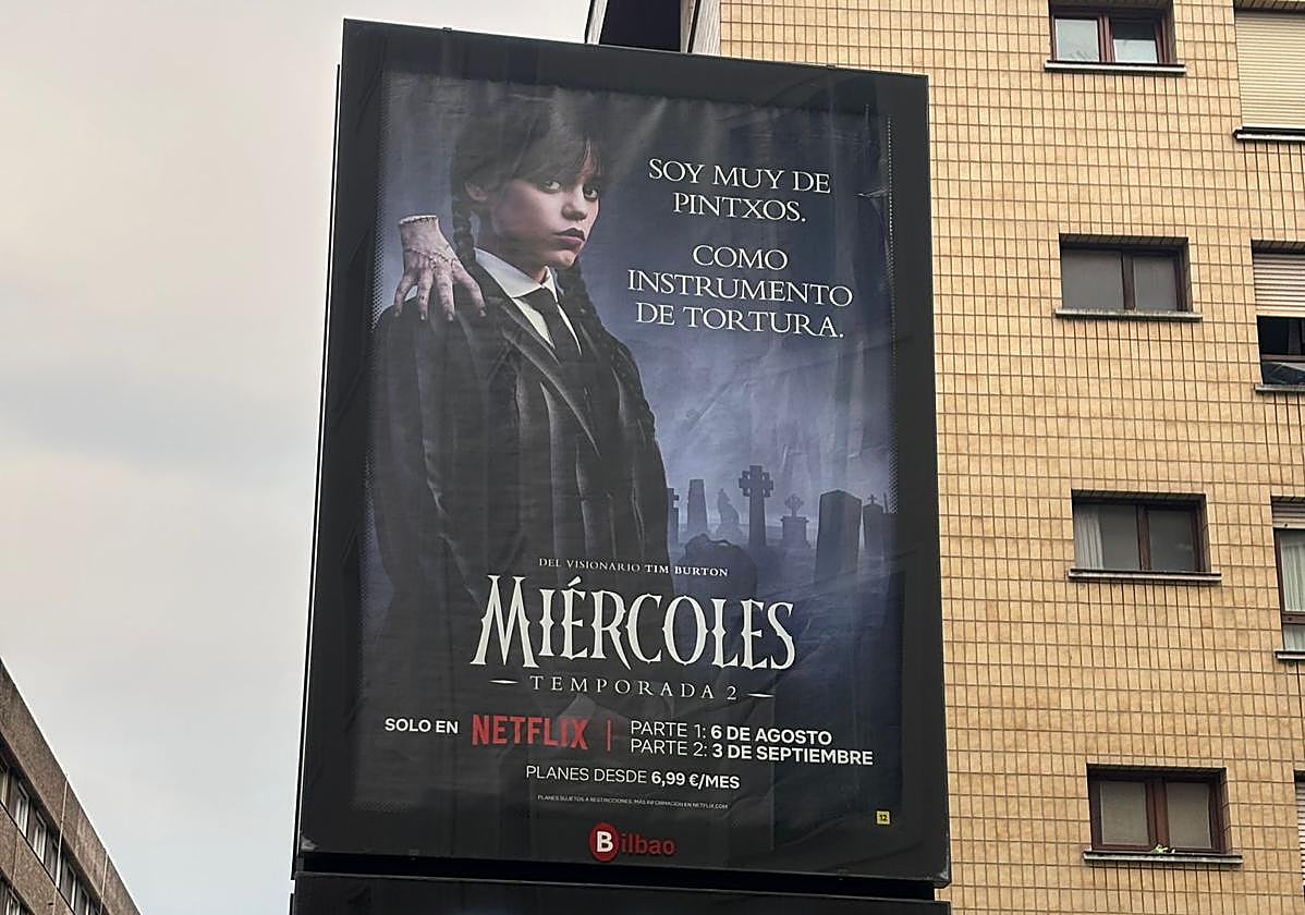 Cartel publicitario de la serie 'Miércoles', de Netflix, en Bilbao.