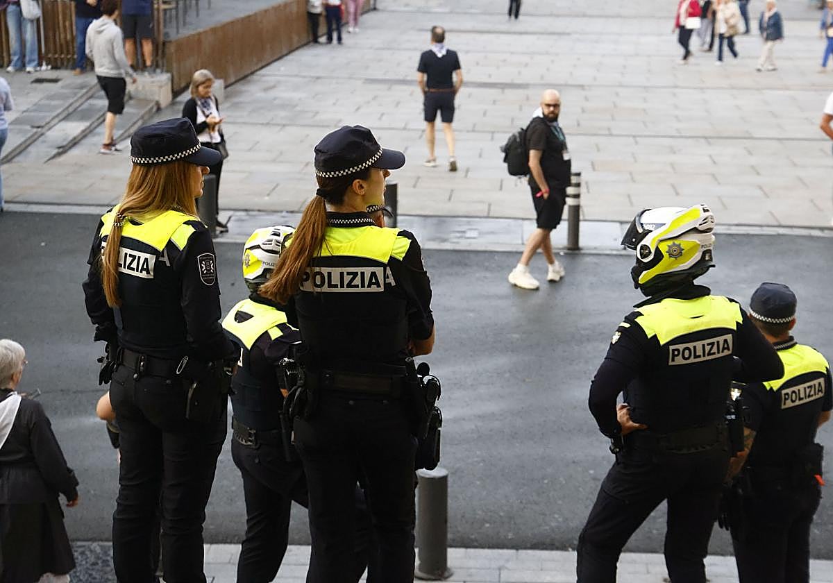 Agentes de la Policía Local, en la plaza de la Virgen Blanca de Vitoria.