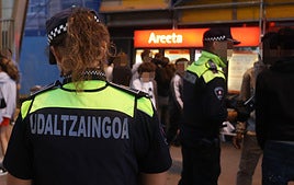 Agentes de la guardia urbana dentro del operativo especial de las fiestas de verano de Getxo.