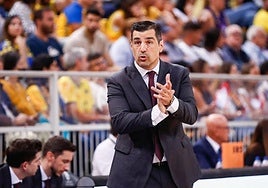 Pablo Pin, primer ayudante de Galbiati, en un partido como entrenador principal del Granada.