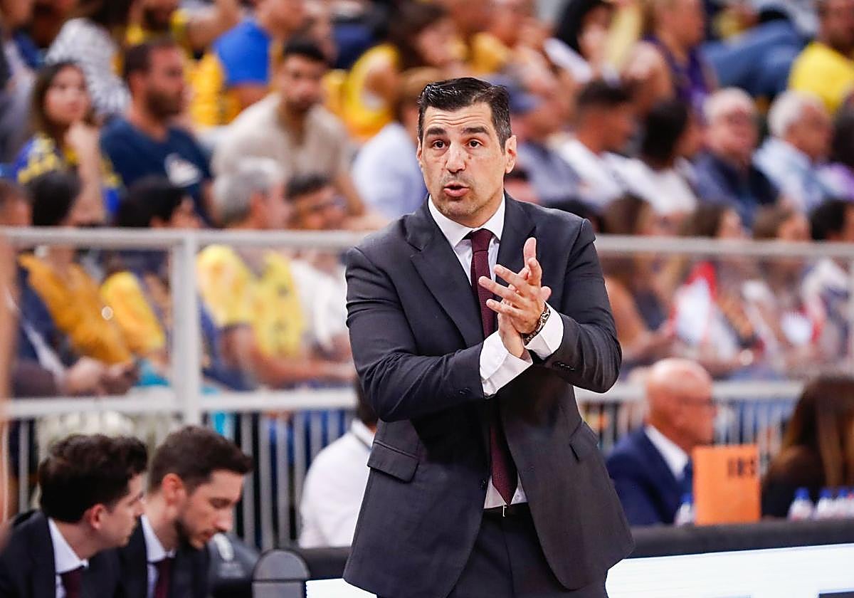 Pablo Pin, primer ayudante de Galbiati, en un partido como entrenador principal del Granada.