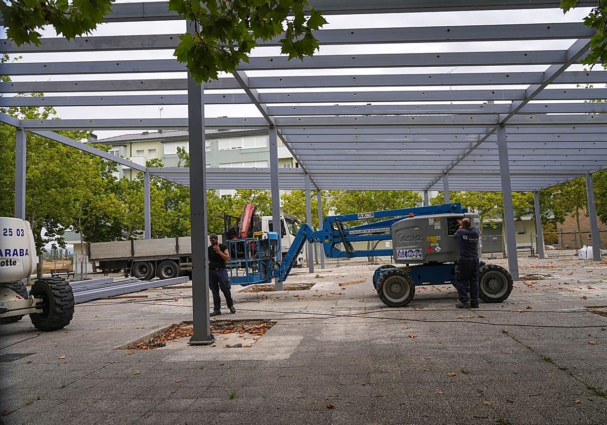La pérgola fotovoltaica de Abetxuko toma forma en la Plaza Mayor
